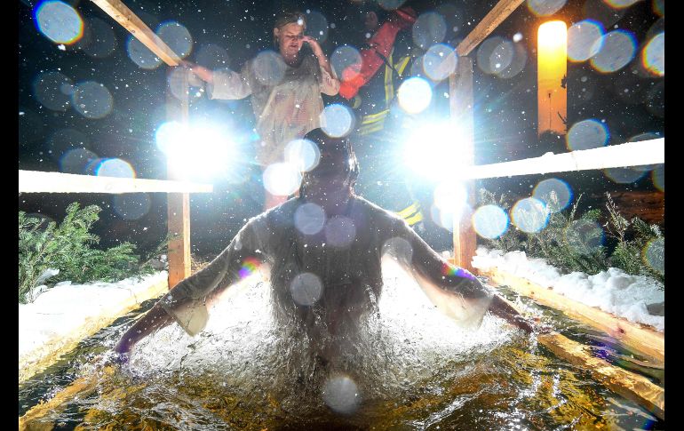 Un creyente cristiano ortodoxo sale del agua fría. AFP / K. Kudryavtsev