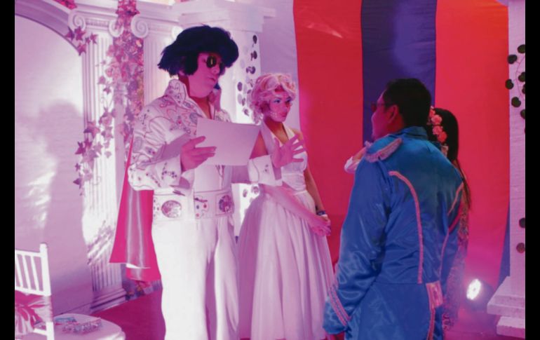 Al estilo Las Vegas, “Marilyn Monroe” y “Elvis Presley” oficiaron varias “bodas”. EL INFORMADOR / G. Gallo