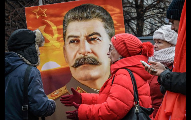 Habitantes acuden a la tumba del líder soviético Josef Stalin en la plaza Roja de Moscú, en el marco del 60 aniversario de su muerte. AFP/M. Antonov