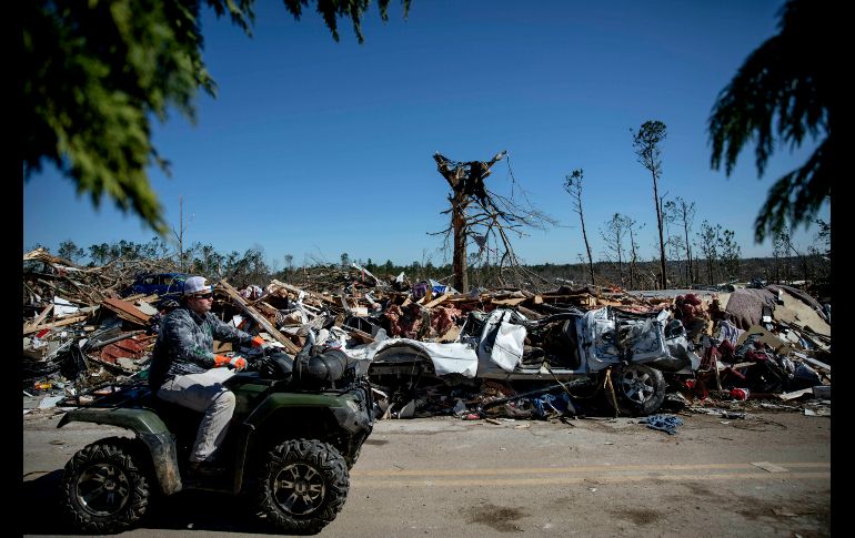 Escombros se acumulan a un lado de una calle en una zona devastada por un tornado en la ciudad estadounidense de Beauregard, en el estado de Alabama. AP/D. Goldman