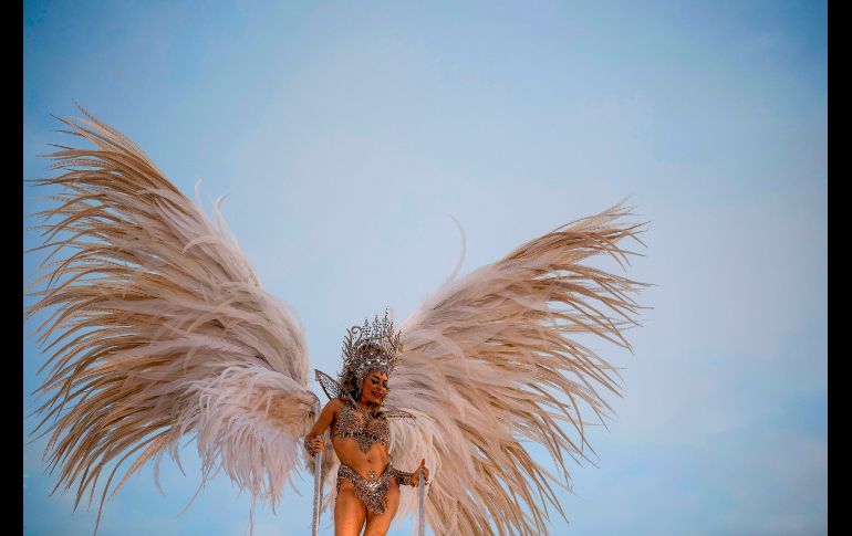 Una integrante de la escuela de samba Mocidade Independente de Padre Miguel se presenta en la segunda jornada del desfile en el sambódromo de Río de Janeiro, Brasil AFP/M. Pimentel