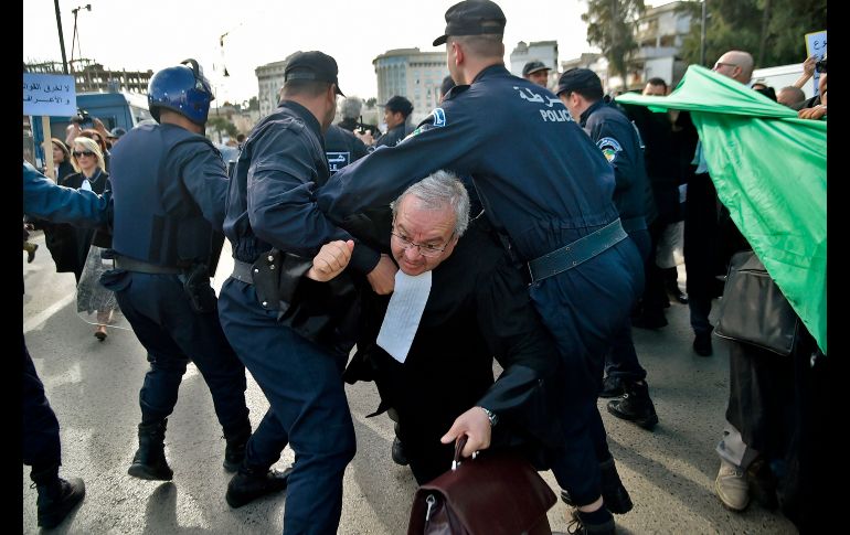 Policías dispersan una manifestación en Argel, Argelia. Abogados y periodistas protestan contra la intención del presidente Abdelaziz Bouteflika, de 82 años, de reelegirse para un quinto mandato debido a su mal estado de salud. AFP/R. Kramdi