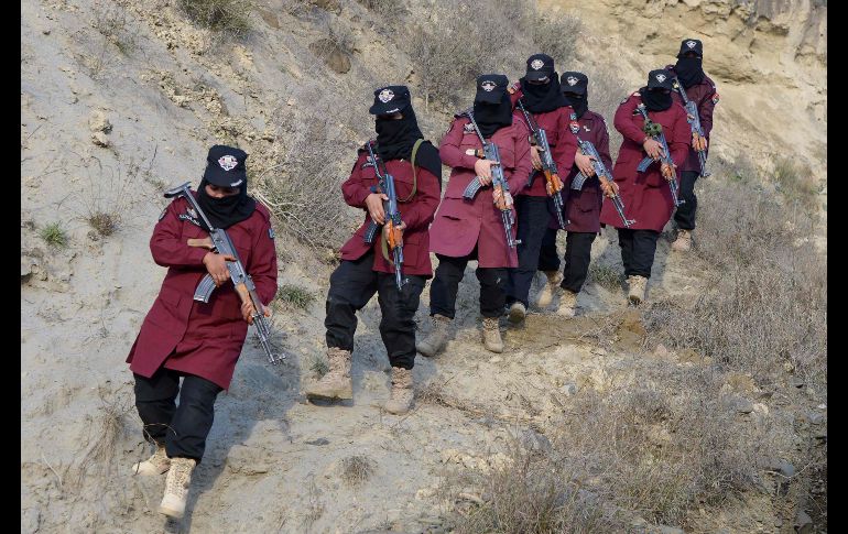 Mujeres policías cargan rifles mientras realizan un ejercicio en un centro de entrenamiento en Nowshera, Pakistán. AFP/A. Majeed