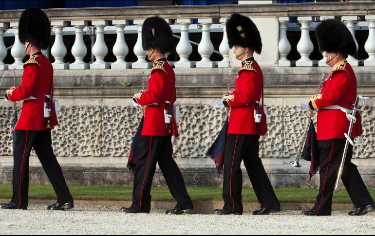 No intente hacer reír a alguien de la guardia inglesa. ESPECIAL / PIXABAY
