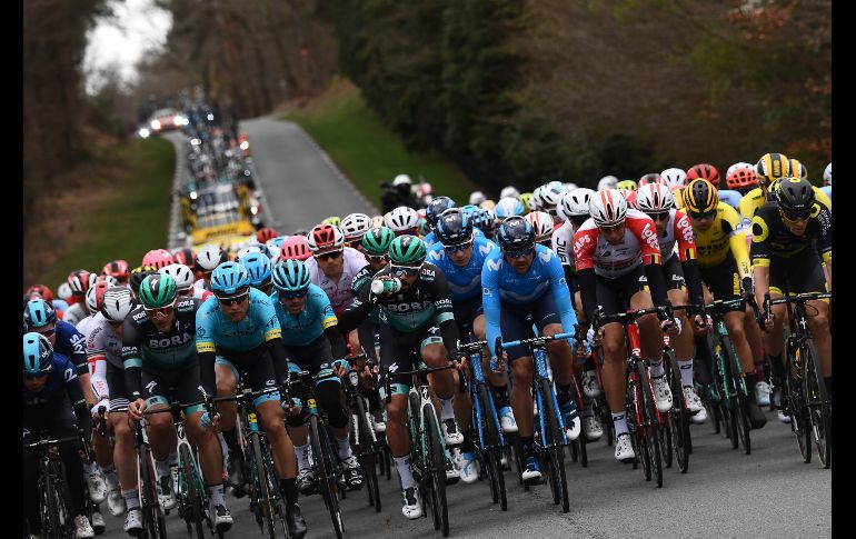 El pelotón realiza la primera etapa de la carrera París-Niza, en Saint-Germain-en-Laye, Francia. AFP/A. Poujoulat AT