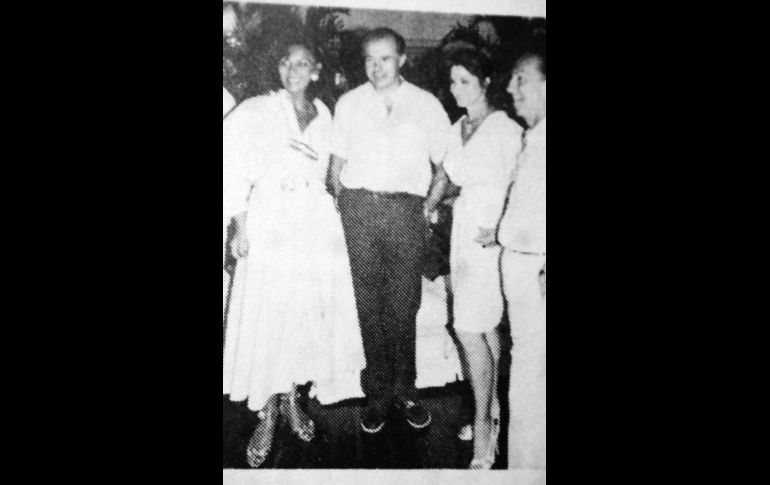 La guapísima Lorena Velázquez, el Duque de Cádiz, Christiane Martell de Alemán y Óscar Obregón, este último entonces uno de los personajes imprescindibles de aquel Acapulco que ya no existe más. CORTESÍA / F. Partida