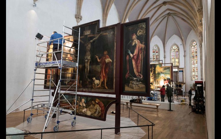 Un hombre trabaja en el museo Unterlinden de la ciudad francesa de Colmar, durante la restauración de 