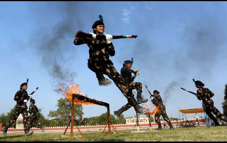 Miembros de las Fuerzas Armadas Especiales de Mujeres realizan una demostración en Bhopal, India. EFE/S. Gupta Fuerzas