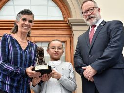 Uniendo vidas con el arte y la paz, entregó a la institución tres estatuillas del Jaguar Internacional de las Artes. TWITTER / @INAHmx