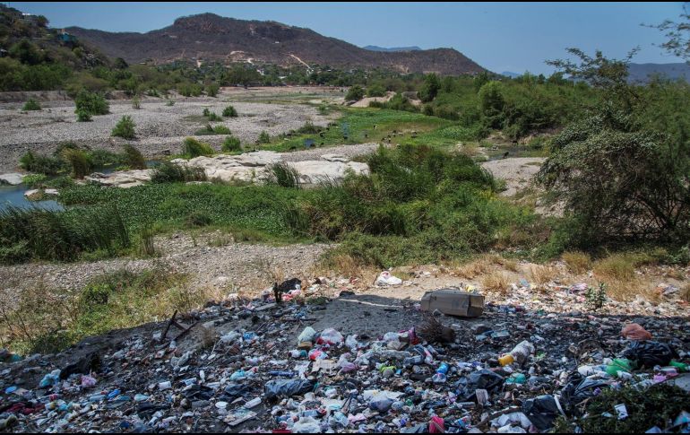 La contaminación de la cuenca del río Tehuantepec, en Oaxaca.  En 2012 se incluyó en la Constitución el derecho humano al agua. EFE/L. Villalobos
