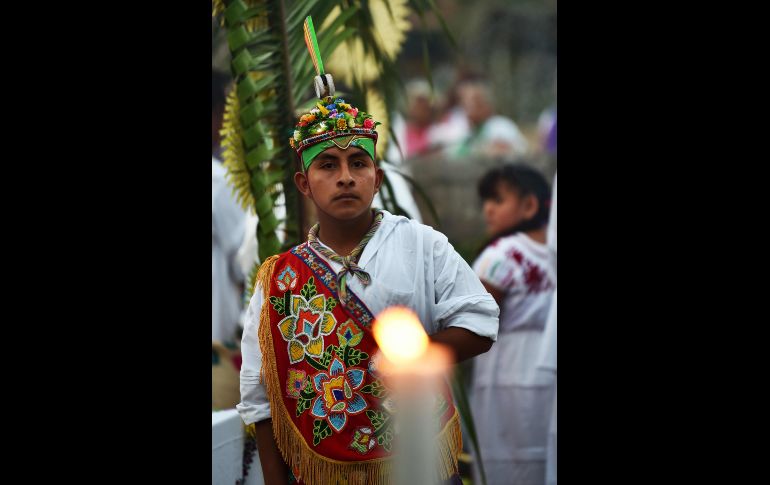 Indígenas totonacas realizan una ceremonia para solicitar permiso a los dioses para celebrar el Festival Cumbre Tajin, en Papantla, Veracruz. AFP / R. Arangua