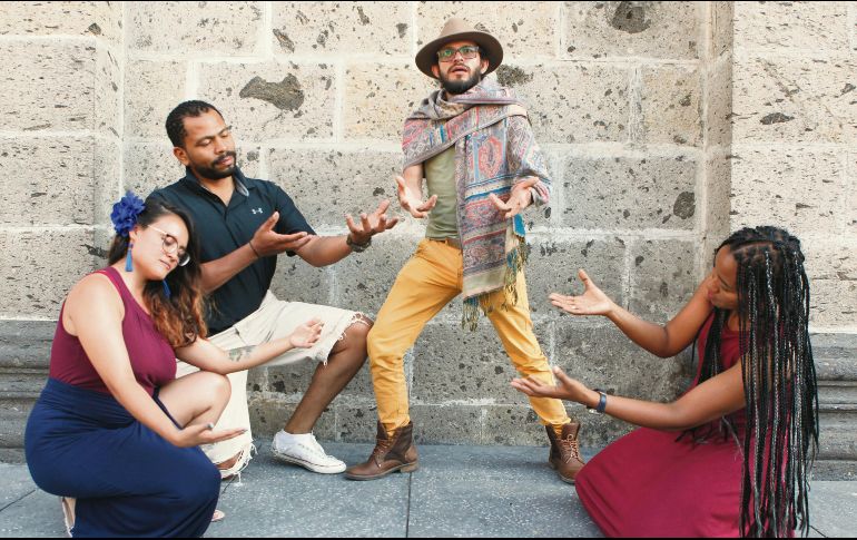 Parte del elenco de la obra de teatro posa en el Centro tapatío. EL INFORMADOR / A. Camacho