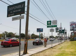 Así lucen los anuncios sobre la banqueta en avenida Prolongación López Mateos Sur. EL INFORMADOR/A. Camacho