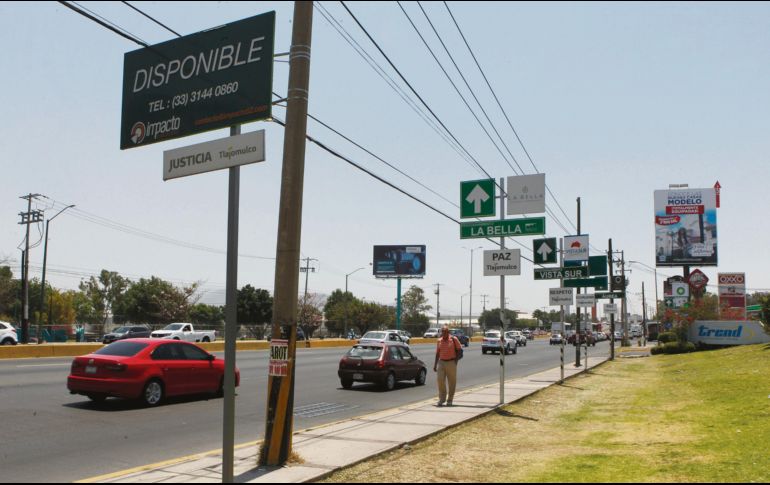 Así lucen los anuncios sobre la banqueta en avenida Prolongación López Mateos Sur. EL INFORMADOR/A. Camacho