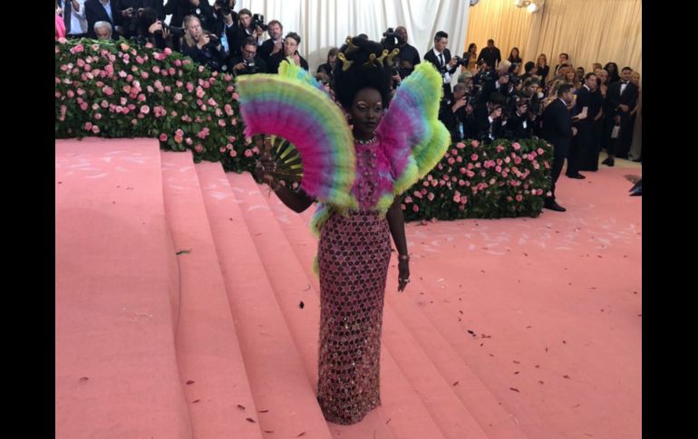 Lupita Nyong'o fue parte de la representación mexicana en el evento. TWITTER / @metmuseum