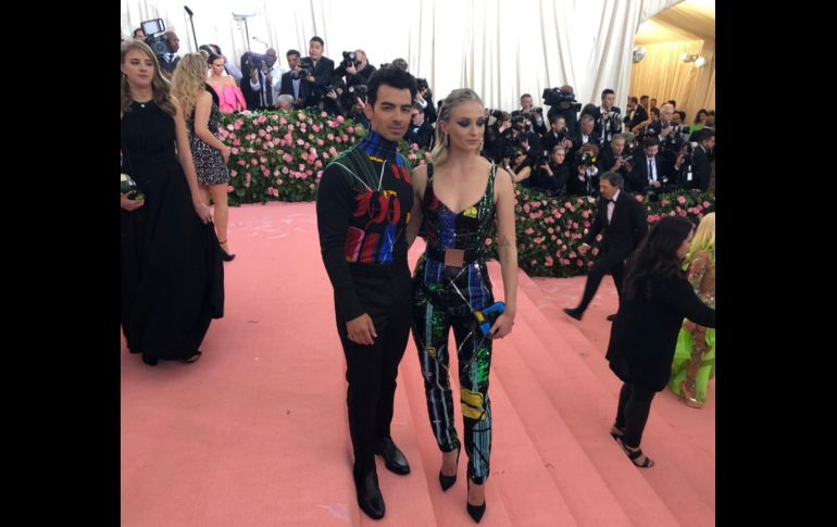 Sophie Turner y Joe Jonas. TWITTER / @metmuseum