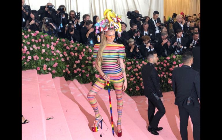 Cara Delevingne en uno de los trajes más coloridos. TWITTER / @metmuseum