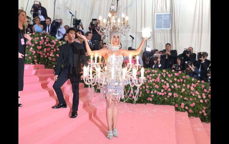 Katy Perry se vistió de candelabro. TWITTER / @metmuseum