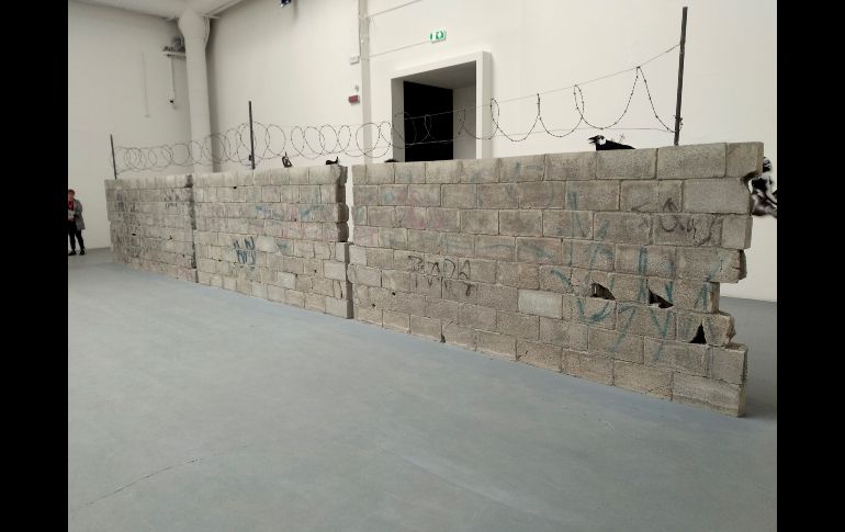 Obra crítica de la mexicana Teresa Margolles, alude al muro fronterizo de Trump. EFE