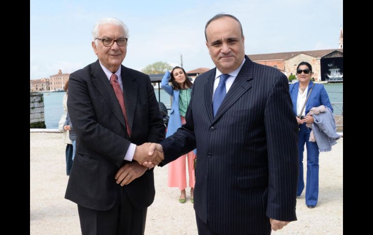 El presidente de la Bienal de Venecia, Paolo Baratta (izda), recibe al ministro de Cultura italiano, Alberto Bonisoli (der), durante la inauguración. EFE