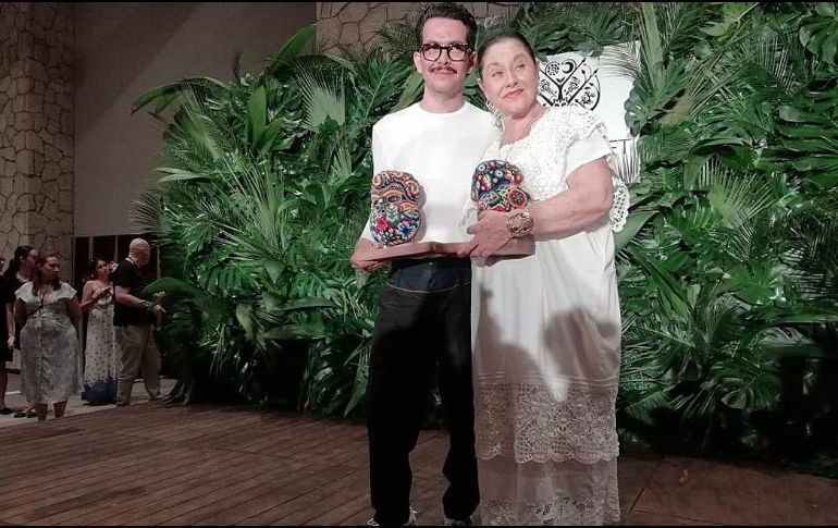 El director de cine Manolo Caro (i), posa con la actriz Angélica Aragón (d) después de recibir un reconocimiento este viernes en Playa del Carmen, Quintata Roo. EFE / E. Ribas