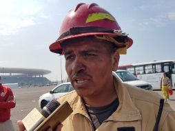 Tras horas de combate al fuego, Servicios Médicos mandó a descansar a Marco Antonio por presentar un cuadro de fatiga. EL INFORMADOR / S. Blanco