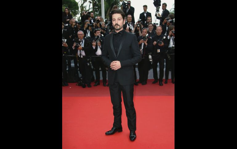 Diego luna se paseó por la alfombra roja de la película “La Belle Époque”, cinta que convocó a una cascada de estrellas durante su lanzamiento. AP