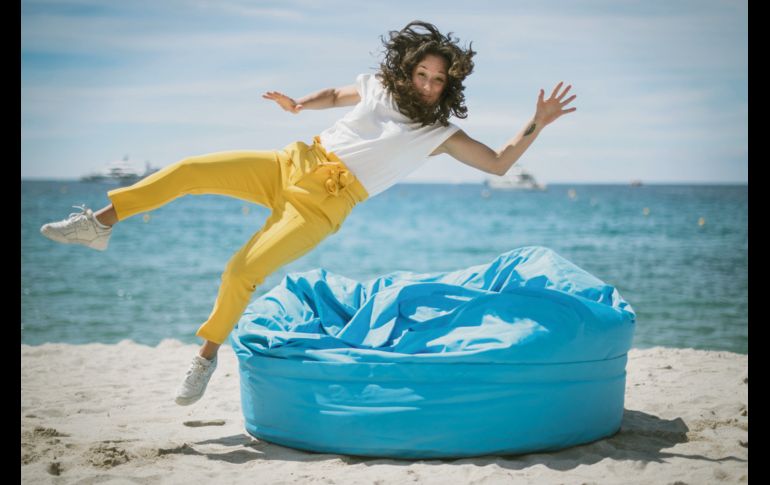 La directora francesa Aude Chevalier-Beaumel se dejó llevar durante la sesión fotográfica en la playa de Cannes. La realizadora presenta la película “Indianara”, largometraje que explora la diversidad sexual.