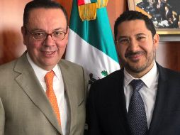 Germán Martínez (izq) participará en el próximo periodo extraordinario del Senado. TWITTER / @martibatres