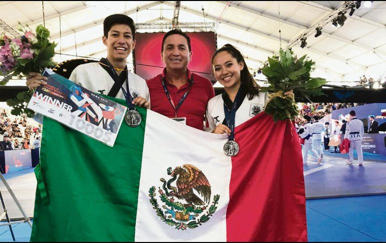 Marco Arrtoyo y Ana Zulema Ibáñez posan con su medalla de plata. @CONADE