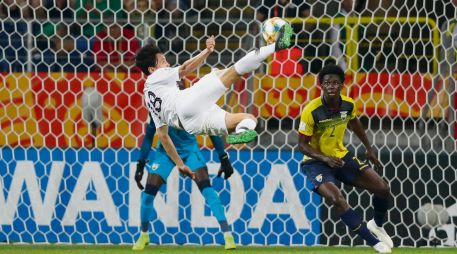 Young-Wook Cho, de Corea del Sur, realiza un vistoso remate durante el juego de ayer ante Ecuador. AP