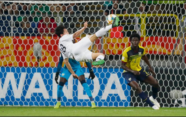 Young-Wook Cho, de Corea del Sur, realiza un vistoso remate durante el juego de ayer ante Ecuador. AP