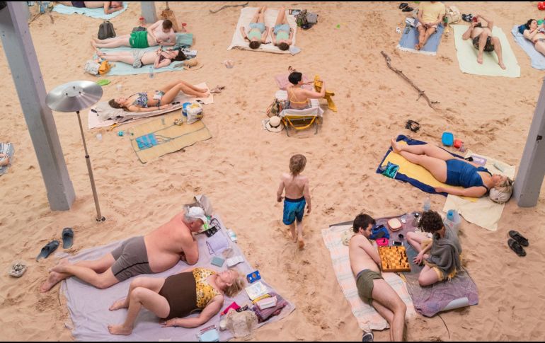 “Sun & Sea (Marina)”. El Sol falso baña a estas personas al tiempo que cantan una opereta. Esta obra de los artistas Rugile Barzdžiukaite, Vaiva Grainyte y Lina Lapelytec ganó el León de Oro como mejor pabellón en la bienal. CORTESÍA / Pabellón de México