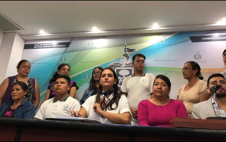 Los afectados fueron atendidos por la diputada priista Mariana Fernández, que anunció que en la próxima sesión del pleno del Congreso presentará un punto de acuerdo para pedir a las autoridades estatales destinen el presupuesto necesario para que el plantel siga operando. EL INFORMADOR/ R. Rivas