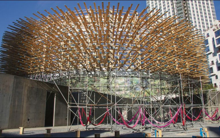 “Horama Rama”, consta de un gigantesco ciclorama colocado sobre andamios, de 12 metros de altura (40 pies) y 27 metros de ancho (90 pies), que permite caminar por debajo de la estructura. EFE