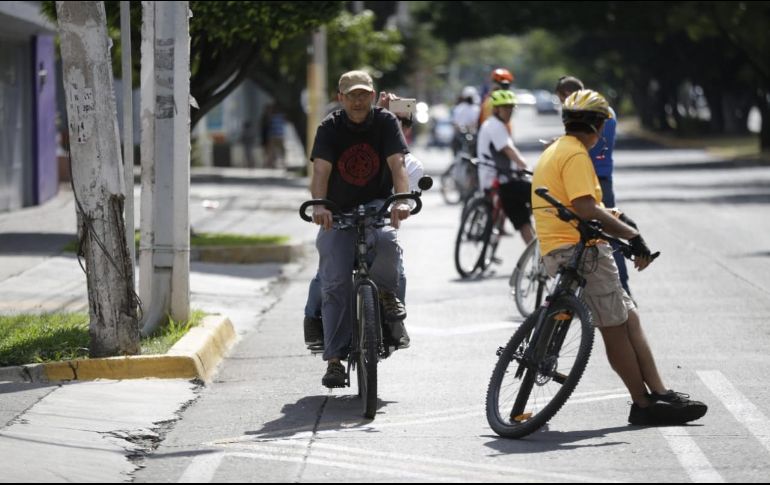 En el lugar, asistieron alrededor de 100 personas con bicicletas y letreros en los que se leía, principalmente: 
