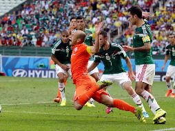 El penalti conseguido por el holandés derivó en una anotación de Klaas-Jan Huntelaar, la cual dejó fuera a México del Mundial de Brasil en 2014. AP / ARCHIVO