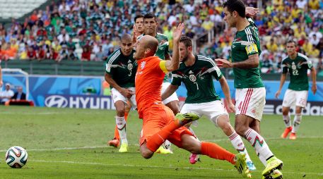 El penalti conseguido por Arjen Robben derivó en una anotación de Klaas-Jan Huntelaar, la cual dejó fuera a México del Mundial de Brasil en 2014. AP / ARCHIVO