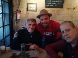 Los dos Héctor lucen sonrientes en una imagen que un fan compartió en Facebook. FACEBOOK / Roo Duluoz