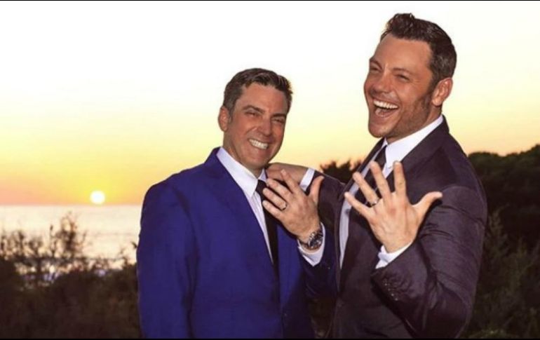 Tiziano publicó un par de imágenes al lado de su esposo Allen. INSTAGRAM / @tizianoferro