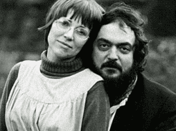 El director de Lolita (1962) dejó varios guiones inconclusos escritos a mano y partes en máquina, redactados en su matrimonio anterior a Christiane Kubrick (foto). TWITTER / @StanleyKubrick