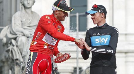 Froome (D), que terminó segundo hace ocho años, queda como el primer británico en ganar una de las tres grandes carreras por etapas. EFE / ARCHIVO