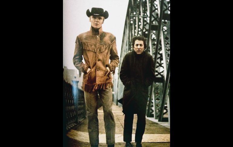“Cowboy de medianoche”. Y si hay una cinta se refleje realmente el maravilloso y a la vez deprimente NUEVA YORK de los años 60’s ninguna película se compara a “MIDNIGHT COWBOY”. Vamos ni “DESAYUNO EN TIFFANY’S” tan maravillosamente realizada se le compara a “COWBOY DE MEDIANOCHE”. La mágica actuación de JON VOIGHT y DUSTIN HOFFMAN en esa extraña y ambigua relación de amistad y compasión se bañó de gloria con la más mágica música que se escucha de fondo. La melancólica armónica del tema principal y la voz del cantante NILSSON con aquella ciudad despiadada y a la vez extraordinaria también resulta una auténtica obra de ARTE. CORTESÍA / F. Partida