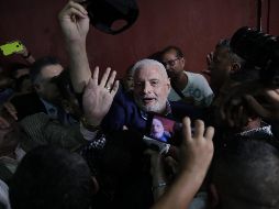 El ex presidente Ricardo Martinelli (c) sale de la corte hoy, viernes en Ciudad de Panamá. EFE/B. Velasco