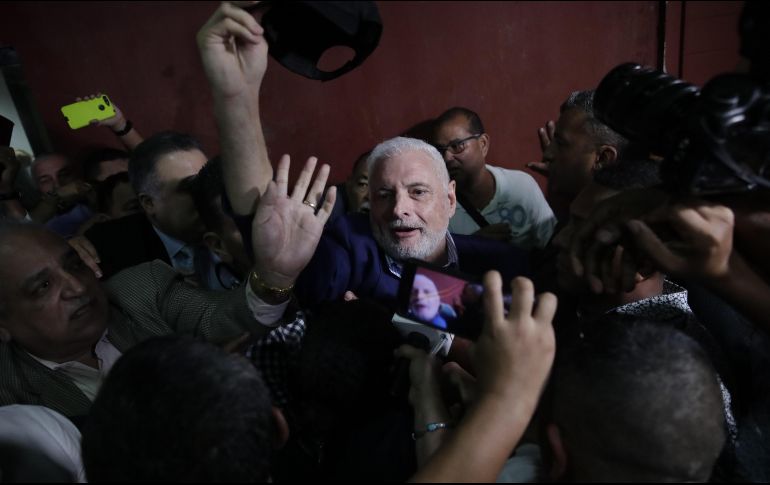El ex presidente Ricardo Martinelli (c) sale de la corte hoy, viernes en Ciudad de Panamá. EFE/B. Velasco