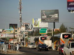 Para el retiro de anuncios el ayuntamiento contrata una grúa y plataformas para trasladarlos. EL INFORMADOR / ARCHIVO