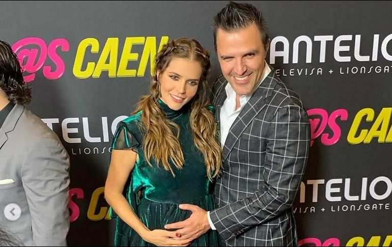 Claudia Álvarez lució sonriente junto a su esposo Billy Rovzar y a su pancita que está por cumplir la mitad del periodo de gestación. INSTAGRAM / claudiaalvarezo