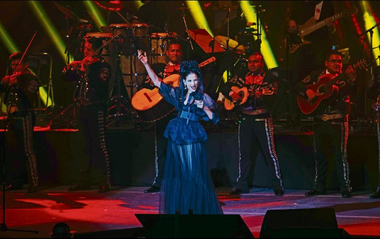 La intérprete española, Natalia Jiménez, fue la encarga de abrir el espectáculo; estuvo acompañada del mariachi Fiesta de México. EL INFORMADOR / G. Gallo