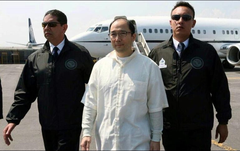 Ye Gon (c) asegura que optó por guardar todo el dinero en efectivo en su casa debido a su desconfianza en la economía, temiendo una devaluación de la moneda como la ocurrida en 1994. AFP/ARCHIVO