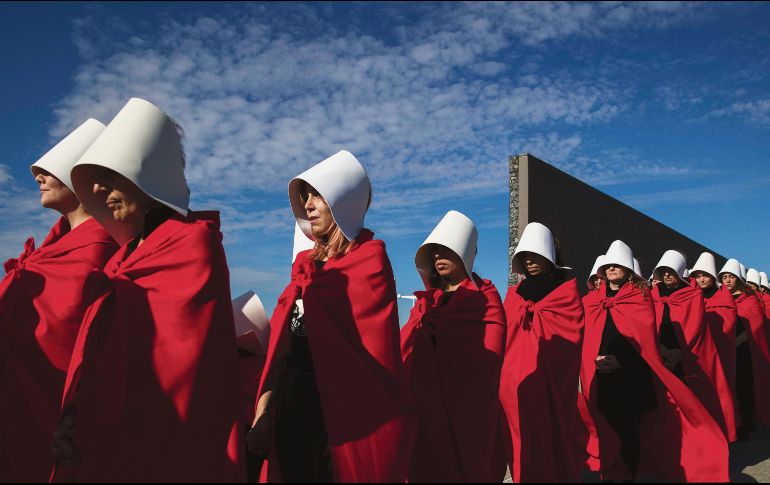 “Los testamentos” es la continuación de “El cuento de la criada”, historia que se popularizó con la serie protagonizada por Elisabeth Moss. AFP